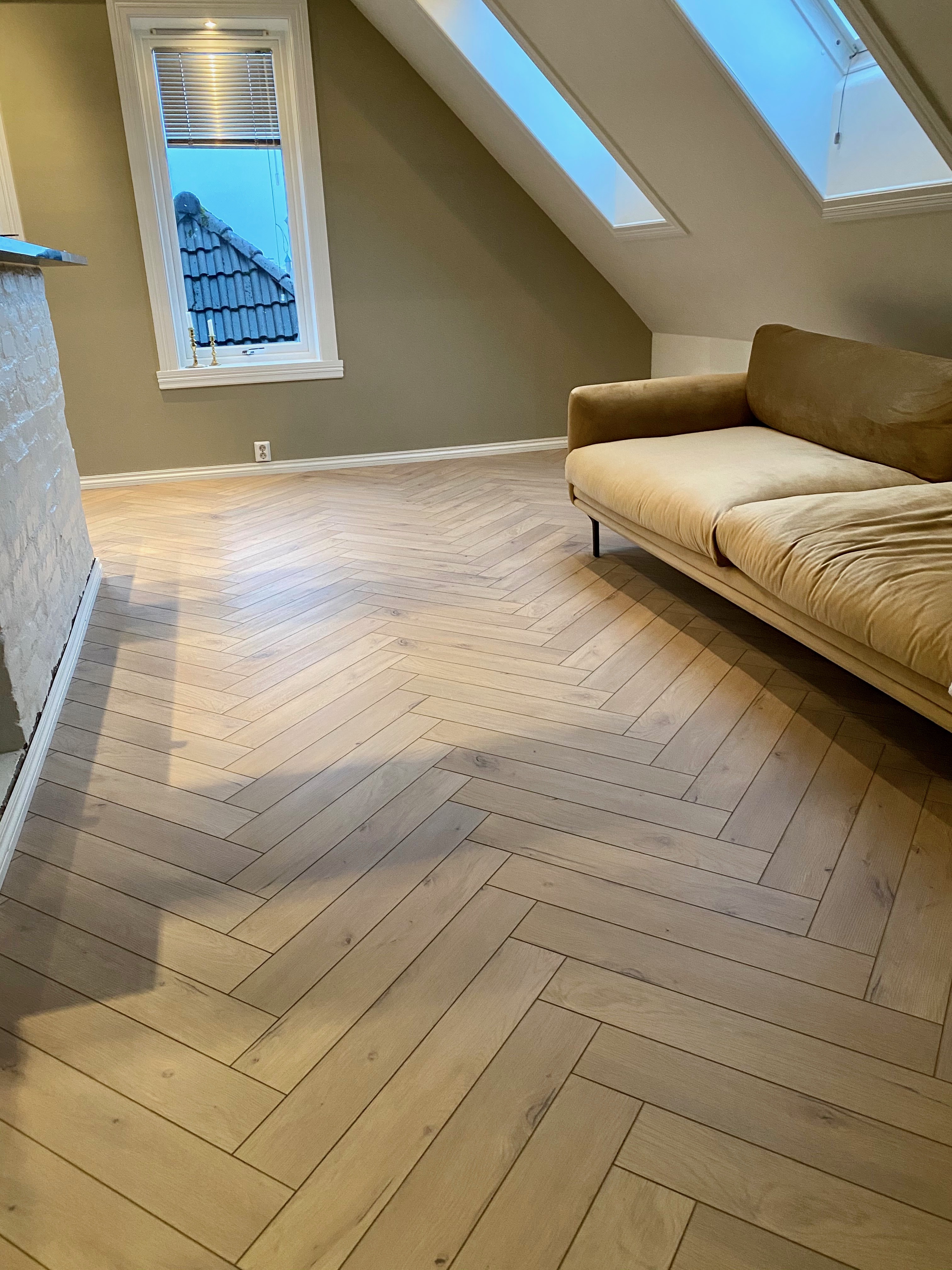 Fiskebeinsgulv i loftstue